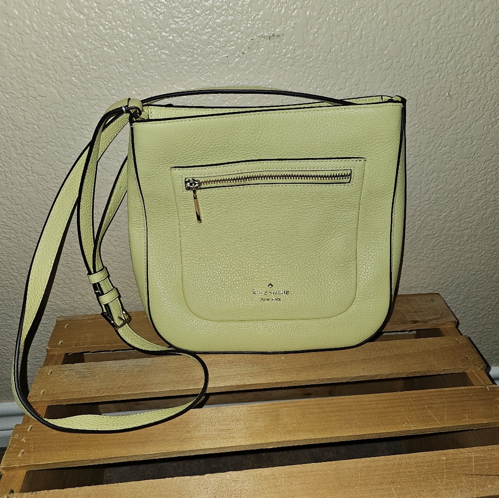 Kate Spade Crossbody Bag with Structured Design and Adjustable Strap